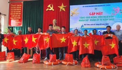 Tặng quà, động viên ngư dân Đà Nẵng dịp đầu năm Tặng quà, động viên ngư dân Đà Nẵng dịp đầu năm