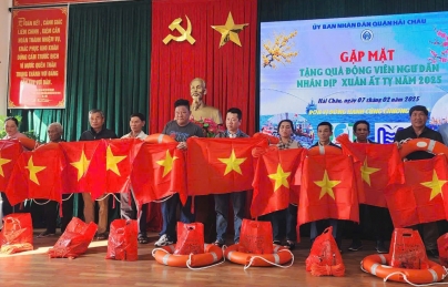 Tặng quà, động viên ngư dân Đà Nẵng dịp đầu năm Tặng quà, động viên ngư dân Đà Nẵng dịp đầu năm
